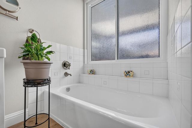 9144 Old Creek Dr, Elk Grove, CA 95758