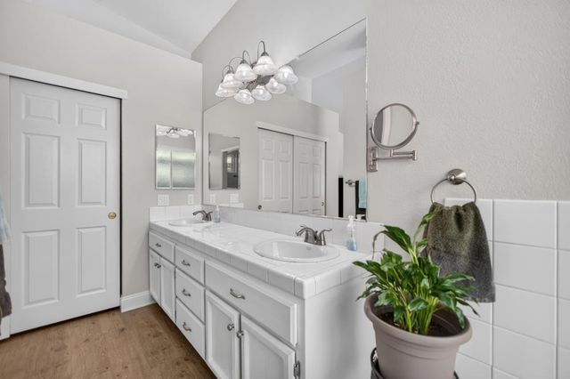 9144 Old Creek Dr, Elk Grove, CA 95758