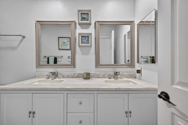 9144 Old Creek Dr, Elk Grove, CA 95758