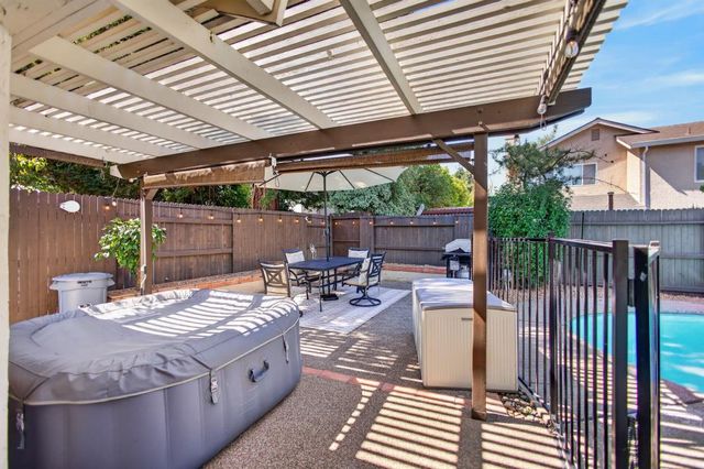 9144 Old Creek Dr, Elk Grove, CA 95758