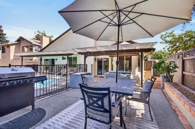 9144 Old Creek Dr, Elk Grove, CA 95758
