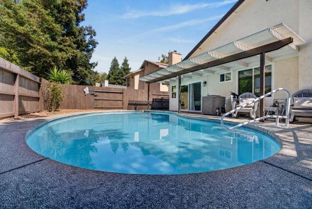 9144 Old Creek Dr, Elk Grove, CA 95758