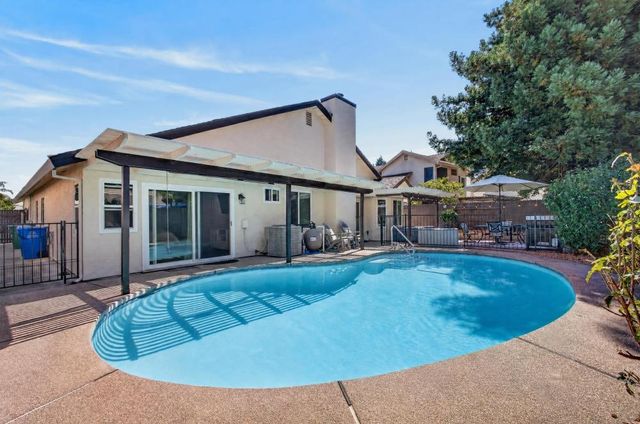 9144 Old Creek Dr, Elk Grove, CA 95758