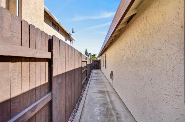 9144 Old Creek Dr, Elk Grove, CA 95758