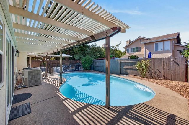 9144 Old Creek Dr, Elk Grove, CA 95758