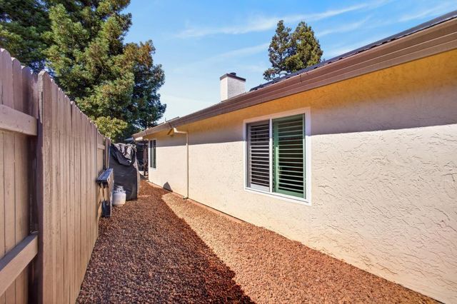 9144 Old Creek Dr, Elk Grove, CA 95758