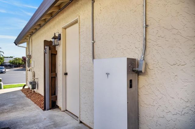 9144 Old Creek Dr, Elk Grove, CA 95758