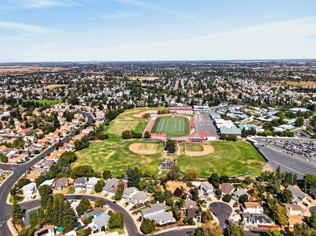 9144 Old Creek Dr, Elk Grove, CA 95758