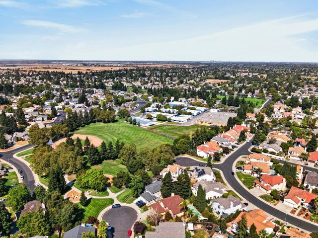 9144 Old Creek Dr, Elk Grove, CA 95758
