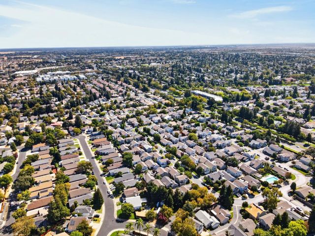 9144 Old Creek Dr, Elk Grove, CA 95758