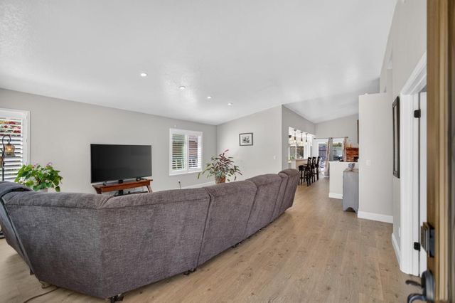 9144 Old Creek Dr, Elk Grove, CA 95758