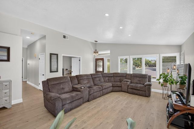 9144 Old Creek Dr, Elk Grove, CA 95758