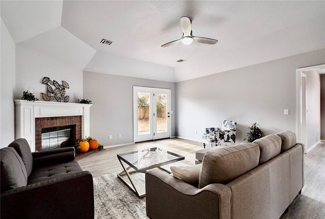 303 Edgehill Avenue, Lowell, AR 72745
