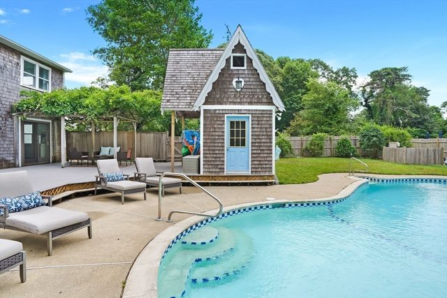 155 Skiff Ave, Tisbury, MA 02568