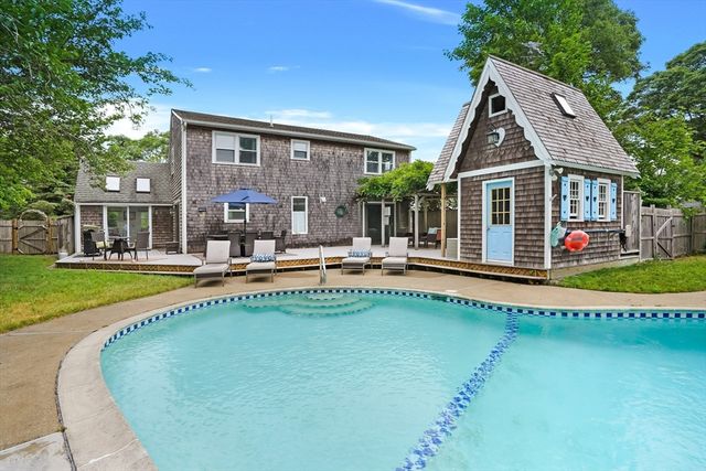 155 Skiff Ave, Tisbury, MA 02568