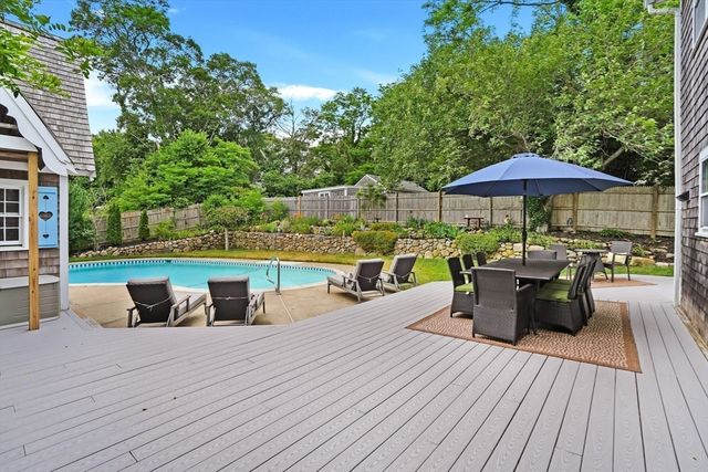 155 Skiff Ave, Tisbury, MA 02568