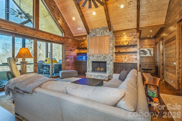 333 Kanasdatsi Drive, Brevard, NC 28712