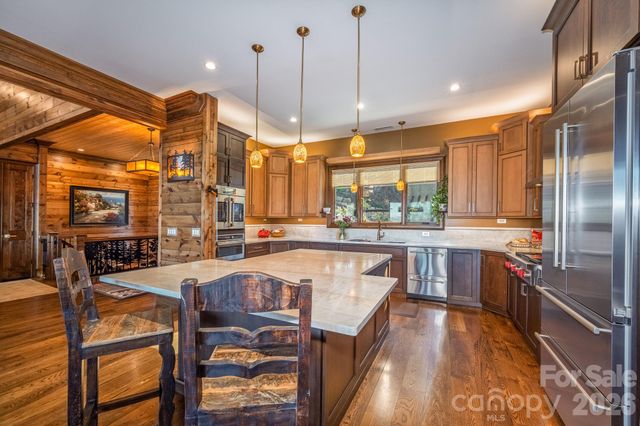 333 Kanasdatsi Drive, Brevard, NC 28712