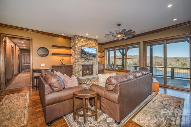 333 Kanasdatsi Drive, Brevard, NC 28712
