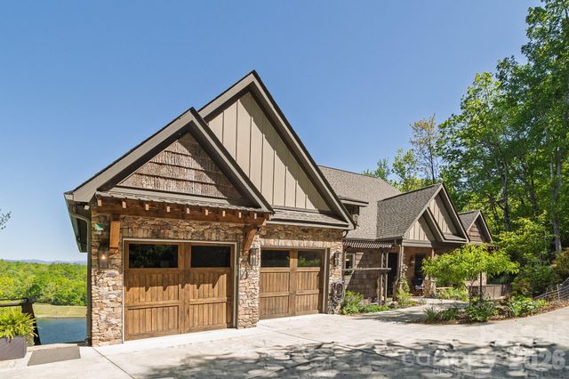 333 Kanasdatsi Drive, Brevard, NC 28712