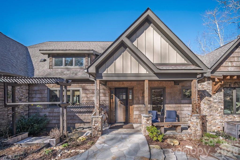 333 Kanasdatsi Drive, Brevard, NC 28712
