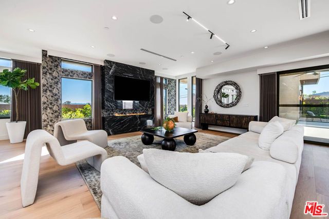 1000 N Kenneth Road, Burbank, CA 91504