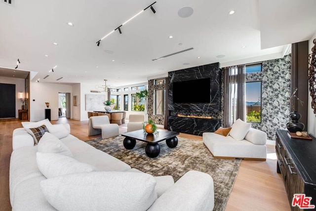 1000 N Kenneth Road, Burbank, CA 91504