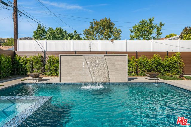 1000 N Kenneth Road, Burbank, CA 91504