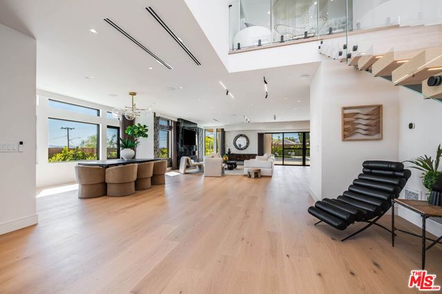 1000 N Kenneth Road, Burbank, CA 91504