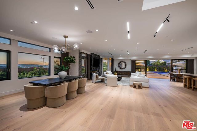 1000 N Kenneth Road, Burbank, CA 91504