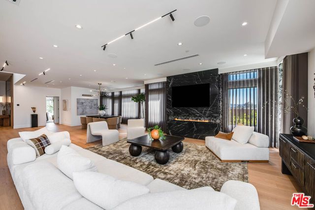 1000 N Kenneth Road, Burbank, CA 91504