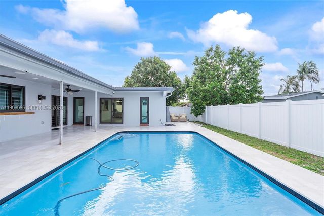 10950 NW 16th Ct, Pembroke Pines, FL 33026