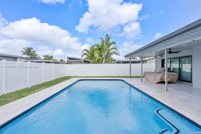 10950 NW 16th Ct, Pembroke Pines, FL 33026