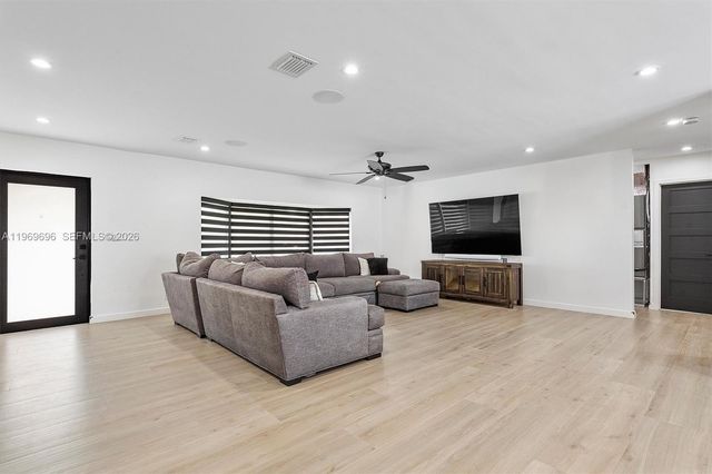 10950 NW 16th Ct, Pembroke Pines, FL 33026