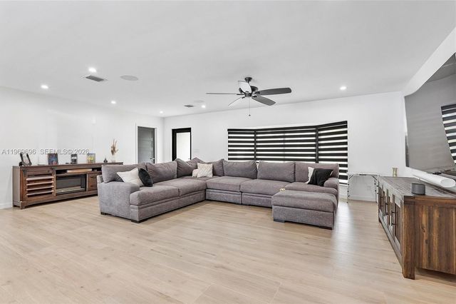 10950 NW 16th Ct, Pembroke Pines, FL 33026