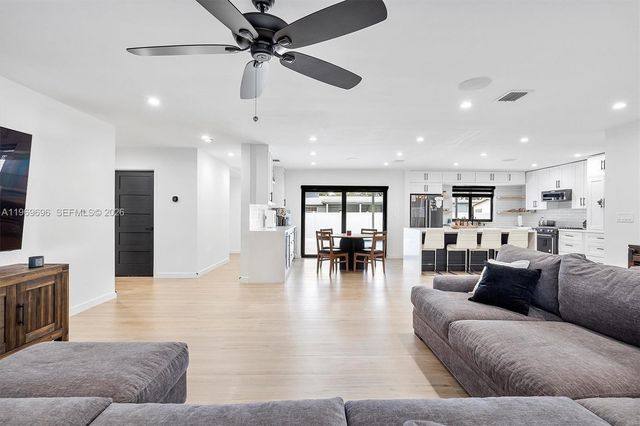 10950 NW 16th Ct, Pembroke Pines, FL 33026