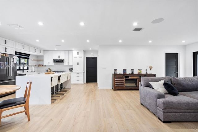 10950 NW 16th Ct, Pembroke Pines, FL 33026