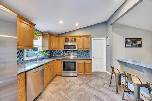 7 Amherst Road, Ronkonkoma, NY 11779