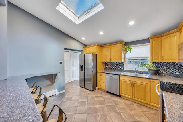 7 Amherst Road, Ronkonkoma, NY 11779