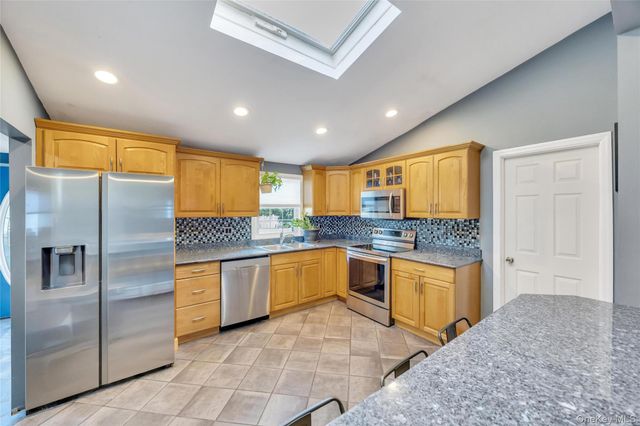 7 Amherst Road, Ronkonkoma, NY 11779