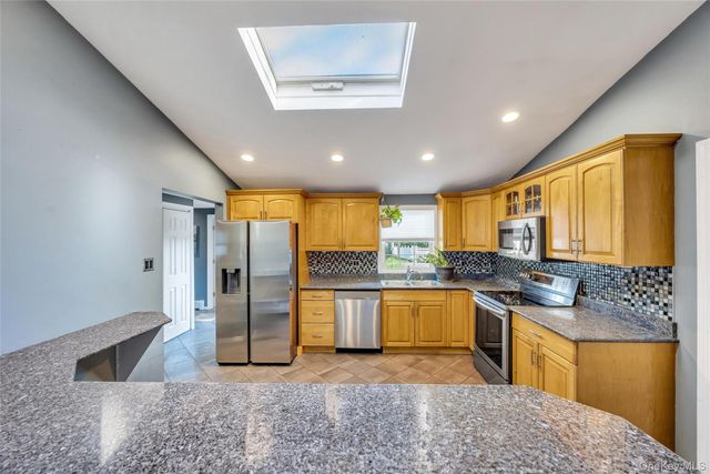 7 Amherst Road, Ronkonkoma, NY 11779
