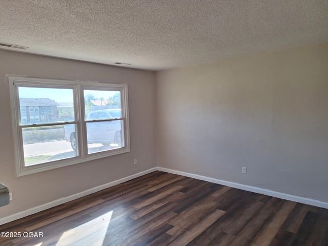 822A 822B Connecticut Avenue, Joplin, MO 64801