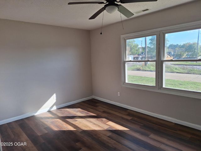 822A 822B Connecticut Avenue, Joplin, MO 64801