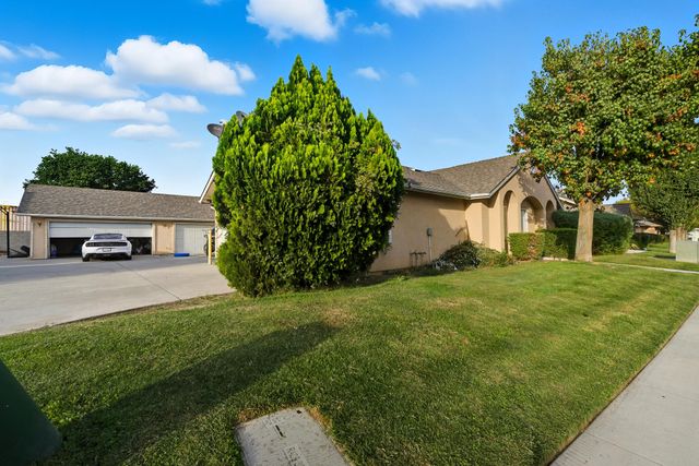 1572-1578 Jasmine Court, Tulare, CA 93274