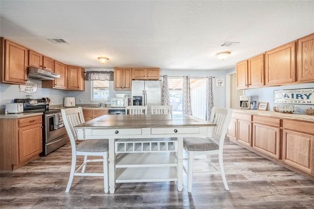 729 E LAKE AVENUE, Eagle Lake, FL 33839