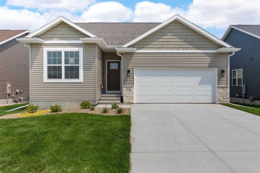 9124 Grand Oaks Drive NE, Cedar Rapids, IA 52402