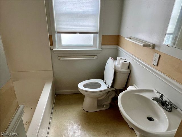 12328 Park Knoll Drive, Garfield Heights, OH 44125