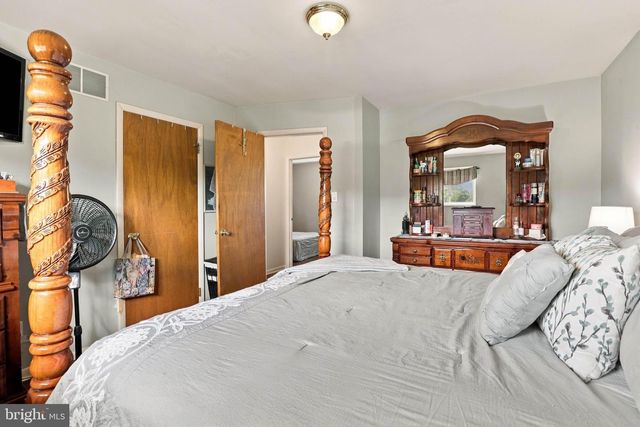 11 BIRDSFOOT DR, Robesonia, PA 19551