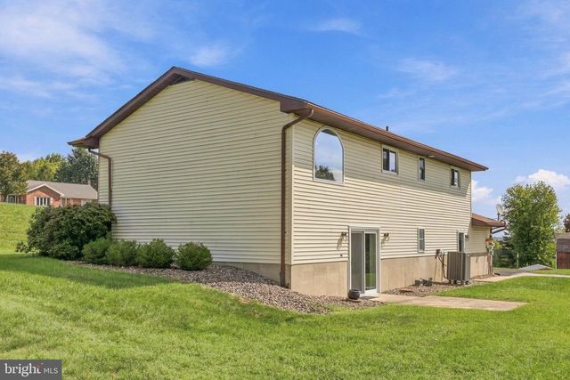 11 BIRDSFOOT DR, Robesonia, PA 19551