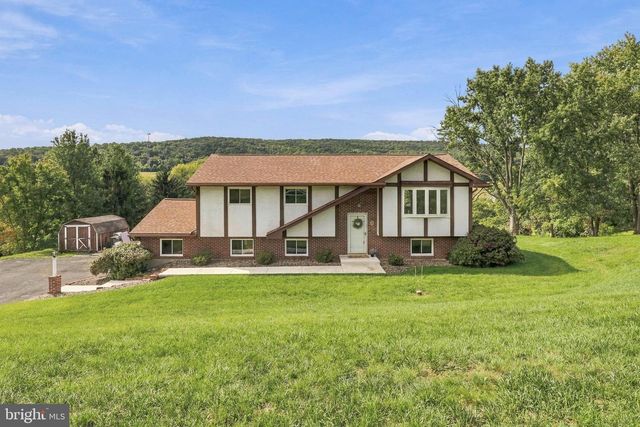 11 BIRDSFOOT DR, Robesonia, PA 19551